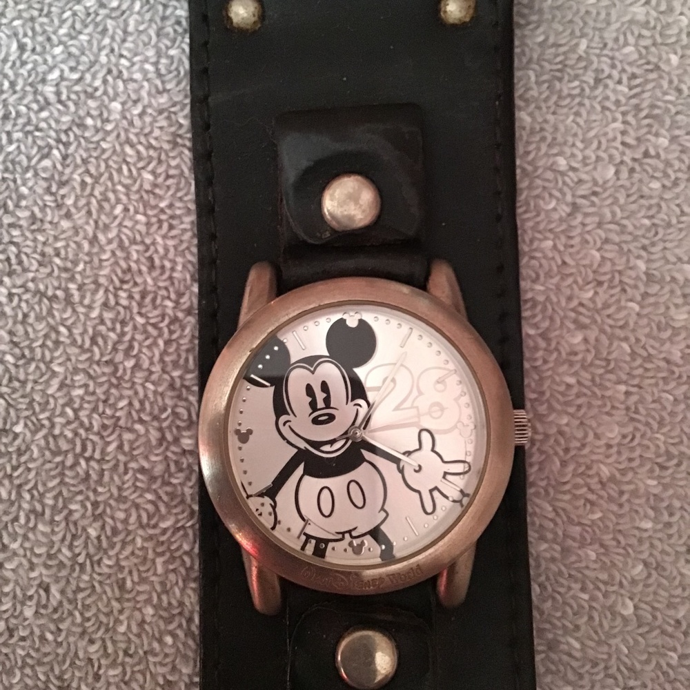DISNEY Parks MICKEY MOUSE 28 Limited Release Black Leather Band WRIST WATCH